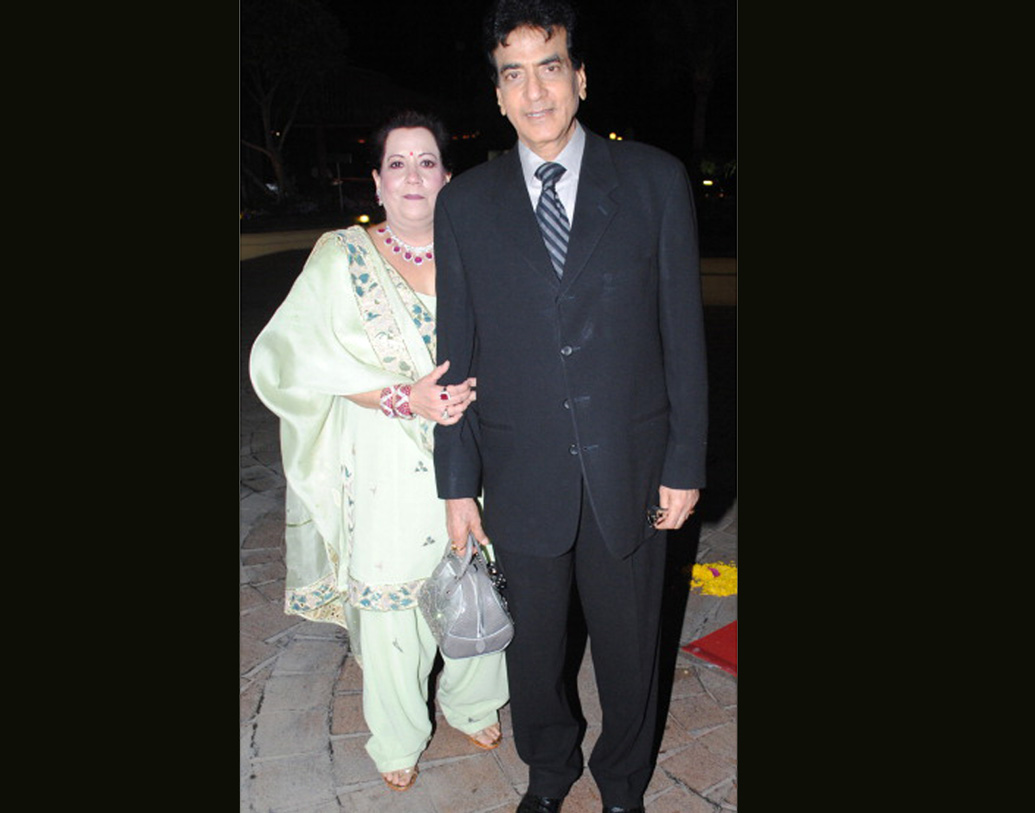 হতাশায় ডুবে যেতে থাকেন শোভা, ছেড়ে দেন চাকরি। জিতেন্দ্রর সঙ্গেই থাকবেন বলে ঠিক করেন। বেশ কয়েক বছর ফের তাঁদের জীবনে সংঘাত আর টানাপড়েন, শোভা ছেড়ে দিয়েছেন চাকরি। জিতেন্দ্রর ছবি তখন হিট করছে না।