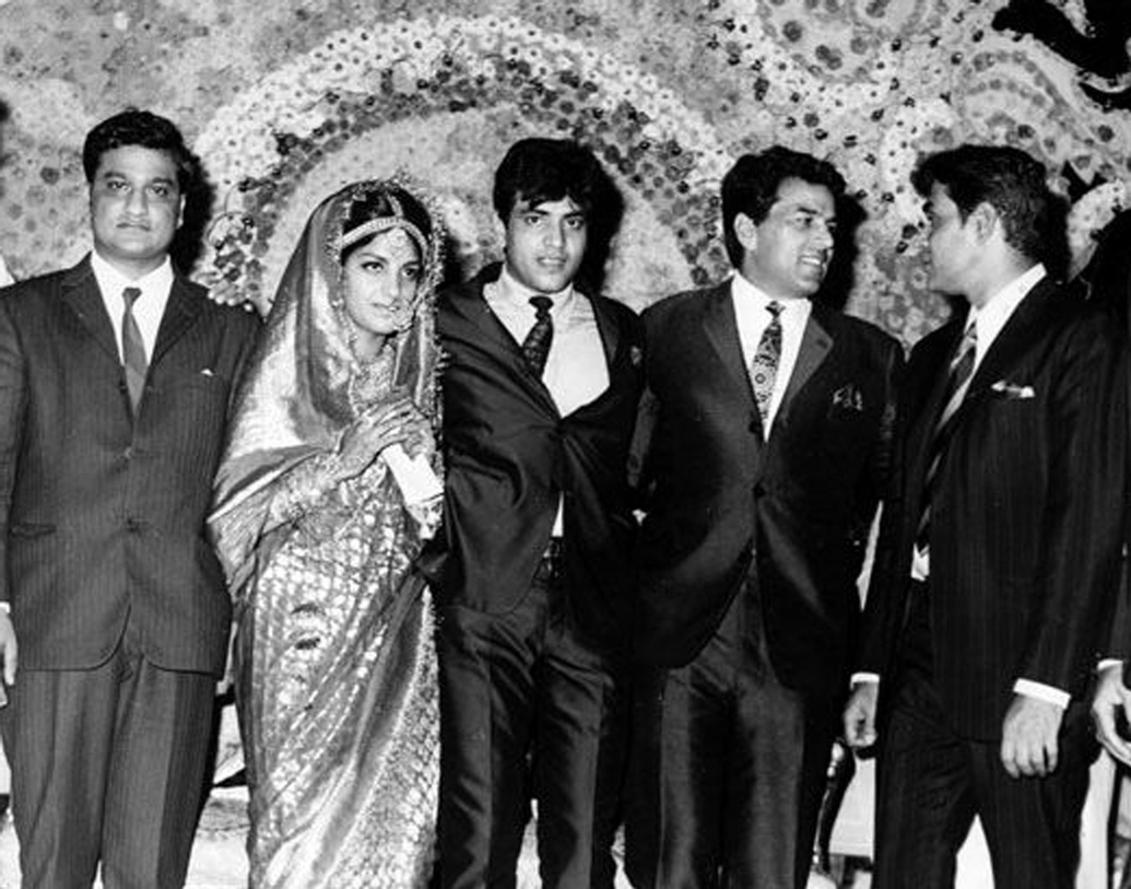 হিট করে ‘বিদাই’। ৩১ অক্টোবর, ১৯৭৪ সাল। জিতেন্দ্র বিয়ে করেন শোভাকে। বাড়িতে বলেন, আর তিনি দেরি করতে চান না। কোনওরকম জাঁকজমকেরও প্রয়োজন নেই। জিতেন্দ্রর বাড়ি থেকে যদিও বলা হয়েছিল, আরও কিছু দিন পর আড়ম্বরপূর্ণ অনুষ্ঠানের।