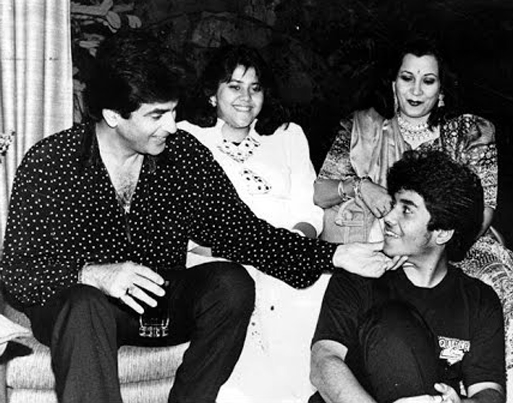 জয়া প্রদা ও শ্রীদেবীর সঙ্গেও জিতেন্দ্রর সম্পর্ক নিয়ে জলঘোলা হয়েছিল, জিতেন্দ্র তখন দুই সন্তানের বাবা। একতা ও তুষার ছিলেন তাঁর নয়নের মণি। আবারও সব কিছুকে মিথ্যা প্রমাণ করে জিতেন্দ্র ও শোভা এক সঙ্গেই ছিলেন। কেউ কাউকে ছেড়ে চলে যাননি। এখনও বিয়ের এত বছর পরেও তাঁরা সুখে-দুঃখে পরস্পরের পাশে রয়েছেন।