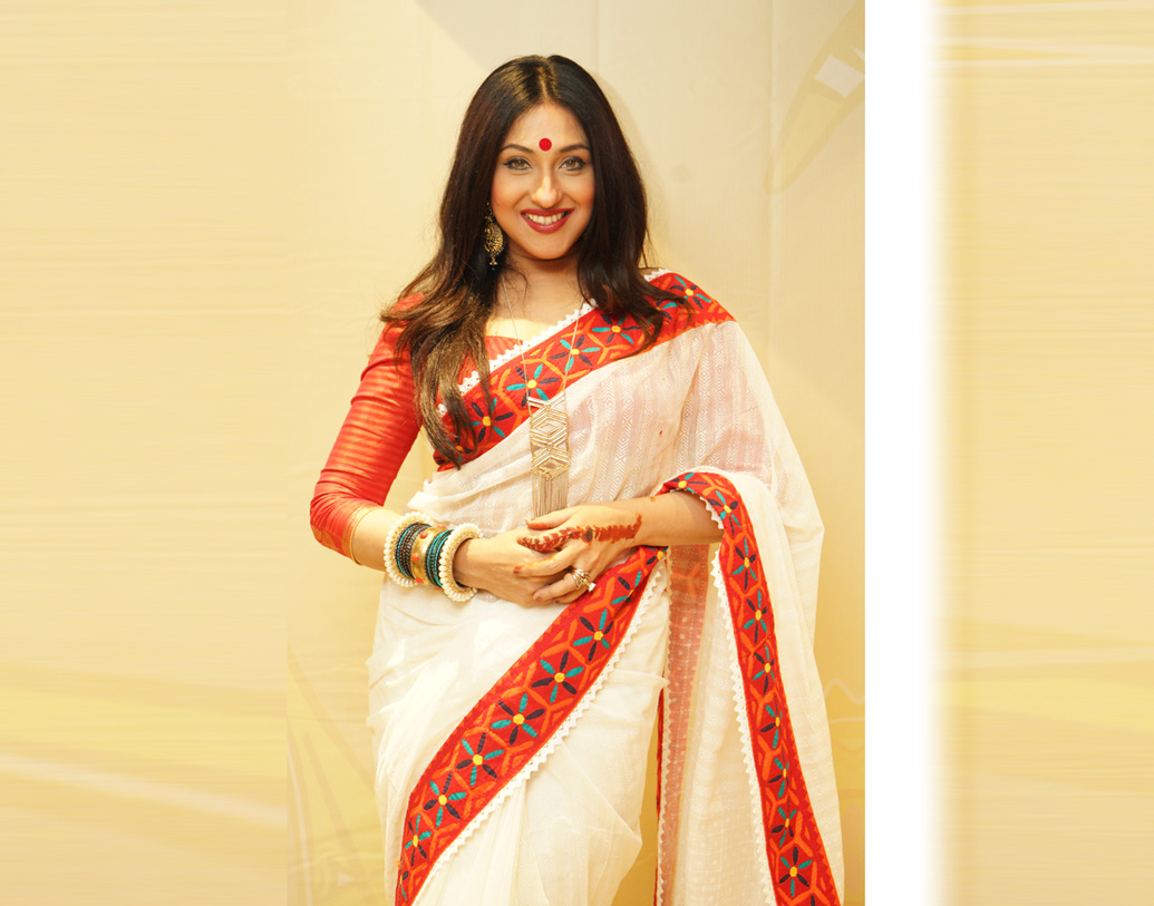 টলিউডের অন্যতম সেরা নায়িকা ঋতুপর্ণা সেনগুপ্ত একেবারেই সনাতনী সাজে ধরা দিলেন ক্যামেরার সামনে।