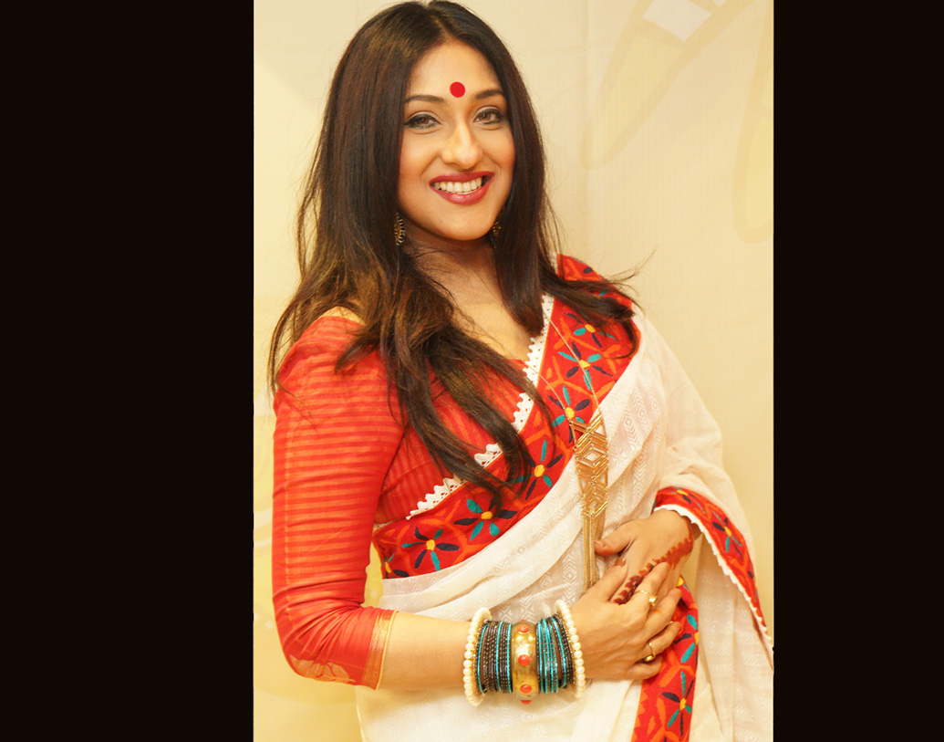 ঋতুপর্ণা সাধারণত বাড়ির সঙ্গেই সময় কাটাতে পছন্দ করেন উৎসবের দিনে। সন্তানদেরও সময় দিতে চান। বাঙালি সাজে নিজেকে দেখতে সবচেয়ে পছন্দ করেন অভিনেত্রী।