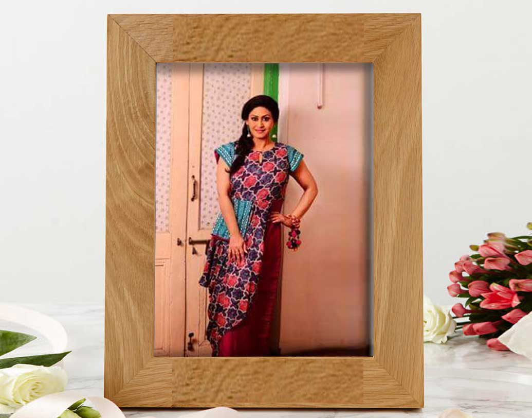 অভিনেত্রী ইন্দ্রাণী হালদারও সনাতনী সাজ বেছে নিয়েছেন এ দিন। তবে ইন্দ্রাণী কিন্তু শাড়ি পরেননি, হ্যান্ডলুম বেছে নিয়েছেন। গরমে হালকা সুতির পোশাক নির্বাচন করেছেন তিনি। নীল রং পছন্দ করেছেন বছরের শুরুতে।