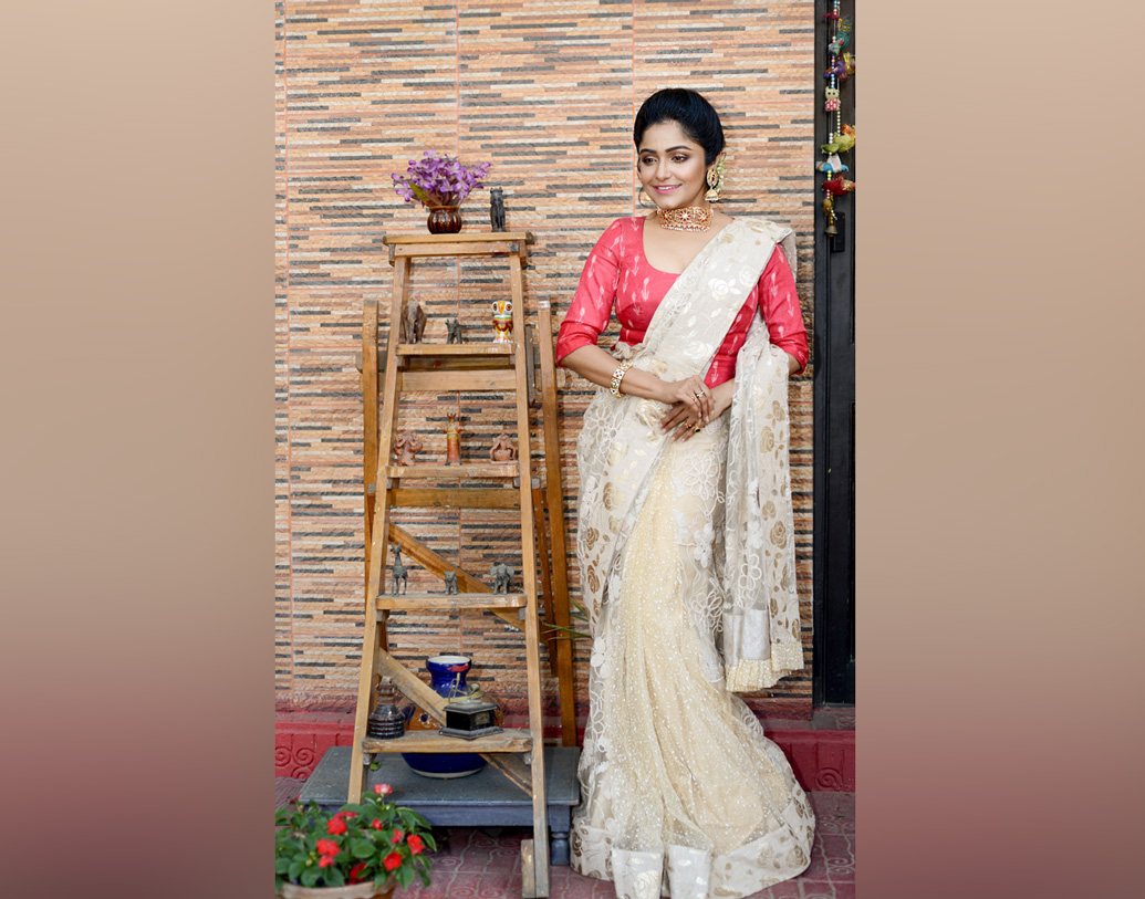 সায়ন্তনী গুহঠাকুরতা। টলিউডের এই অভিনেত্রী এখন দক্ষিণ ভারতীয় ছবির পরিচিত নাম। বছরের প্রথম দিন শাড়িই বেছে নিয়েছেন তিনি।