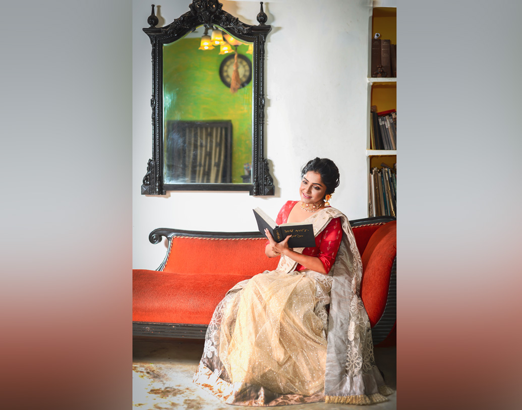 সাদা হালকা শাড়ির সঙ্গে একটু রং যোগ করতে লাল শেমিজ পরেছেন সায়ন্তনী। খোঁপাও করেছেন। সামনেই অভিনেত্রীর ছবি আসছে, ‘বৃষ্টি তোমাকে দিলাম’। চলছে তারই প্রস্তুতি।