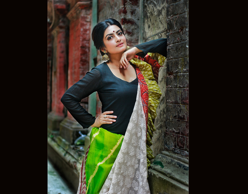 টলিউডের ছোট পর্দার পরিচিত মুখ অঙ্কিতা মজুমদার। বিয়ের পর প্রথম পয়লা বৈশাখ অভিনেত্রীর। একটু আলাদা লুকে নিজেকে দেখতে চেয়েছিলেন। সনাতনী সাজের সঙ্গে মিলিয়ে দিলেন পশ্চিমী ধারাকে।