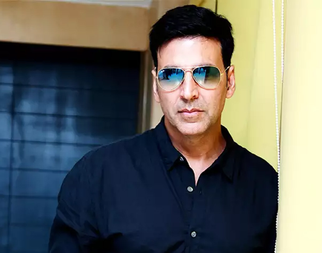 অক্ষয় কুমার। ‘প্যাডম্যান’ হোক কিংবা ‘টয়লেট এক প্রেম কথা,’ দেশপ্রেমিক হিসাবেই পরিচিত তিনি। কিন্তু তিনিও ভোট দানে অক্ষম। পঞ্জাবের অমৃতসরে জন্ম হলেও কারণ কানাডার পাসপোর্ট রয়েছে তাঁর।