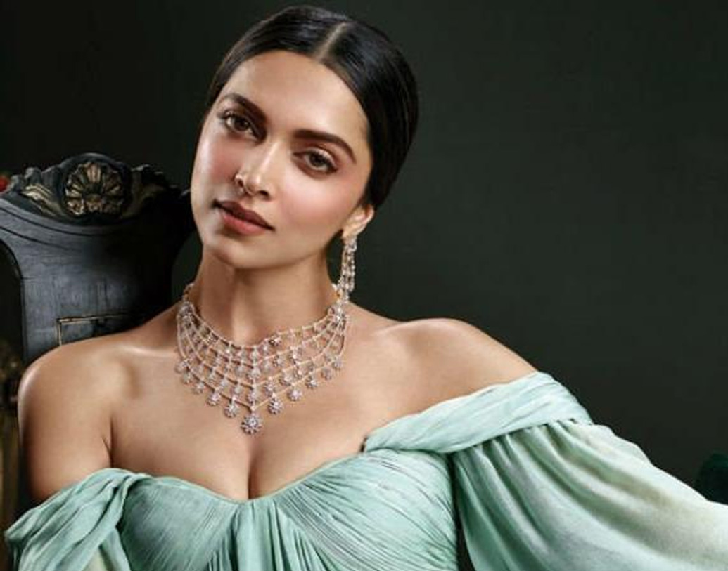 দীপিকা পাড়ুকোন পর্যন্ত ভোট দিতে পারবেন না এ বছরে। ডেনমার্কের কোপেনহেগেনে জন্ম হয়েছিল দীপিকার। ড্যানিশ পাসপোর্ট রয়েছে তাঁর।