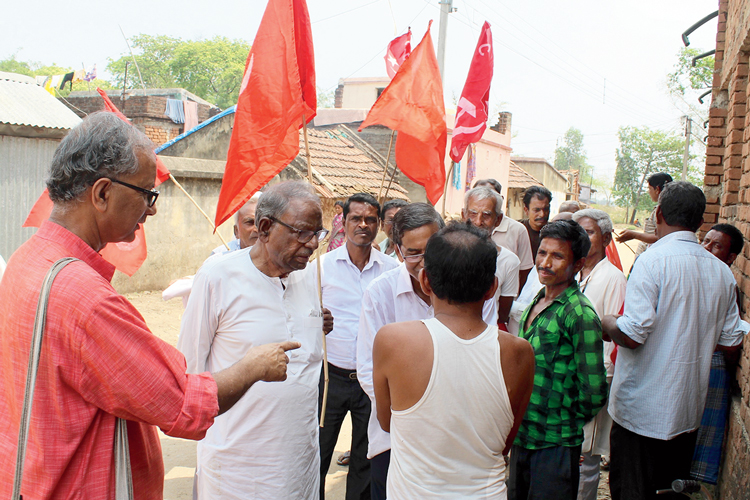  পথে-পথে: রঘুনাথপুর ১ ব্লকের দুরমুট গ্রামে প্রচারে। ছবি: সঙ্গীত নাগ