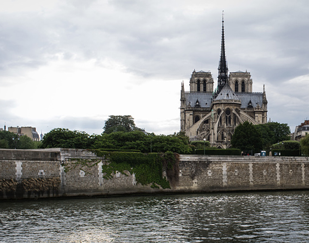 নোত্র দাম গির্জার অর্থ ‘আওয়ার লেডি অব প্যারিস’, ফরাসি গথিক স্থাপত্যের অন্যতম নিদর্শন এটি। ১১৬৩ সালে নির্মাণ কাজ আরম্ভ হয়। রাজা ষোড়শ লুইয়ের আমলে এটি তৈরি শুরু হয়।