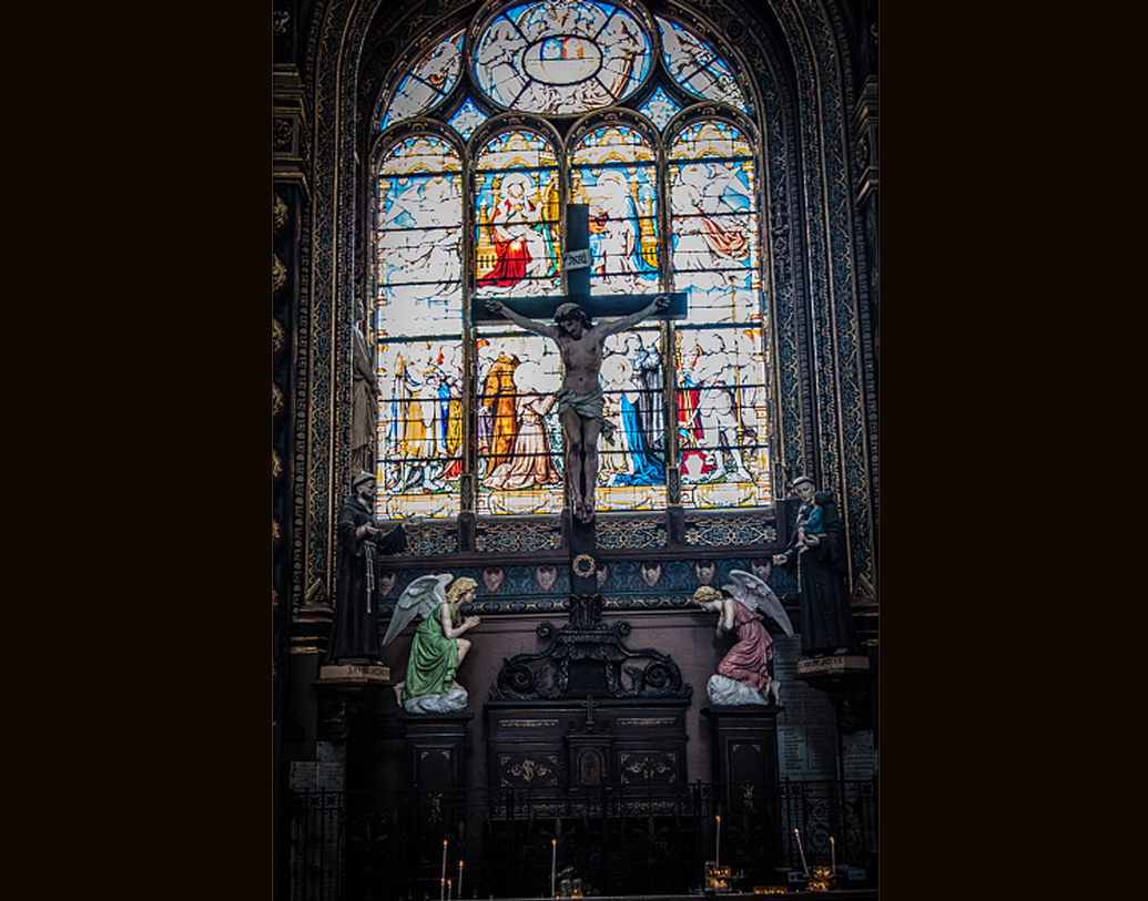 ১৮০৪ সালে প্রথম নেপোলিয়নকে অভিষিক্ত করা হয়েছিল এই ক্যাথিড্রালের সামনেই।