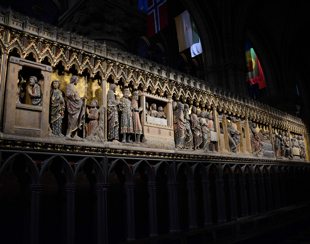 ত্রয়োদশ শতাব্দীতে নির্মিত, মধ্যযুগীয় ক্যাথিড্রালটিকে স্থাপত্য ও ধর্মের প্রতীক হিসেবে গণ্য করা হয়।  এটি প্যারিসের সব চেয়ে জনপ্রিয় আকর্ষণগুলির মধ্যে একটি, আনুমানিক এক কোটি ত্রিশ লক্ষ পর্যটক আসেন প্রতি বছর।