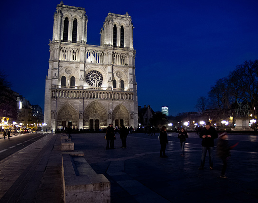 গির্জার যে মিনার দুটি প্রায় ৬৯ মিটার লম্বা, সে দুটি বেঁচে গিয়েছে আগুনের হাত থেকে। প্যারিসের আইফেল টাওয়ার তৈরি হওয়ার আগে পর্যন্ত অর্থাৎ ১৮৮৯ সাল পর্যন্ত এটিই ছিল প্যারিসের সবচেয়ে উঁচু স্থাপত্য।