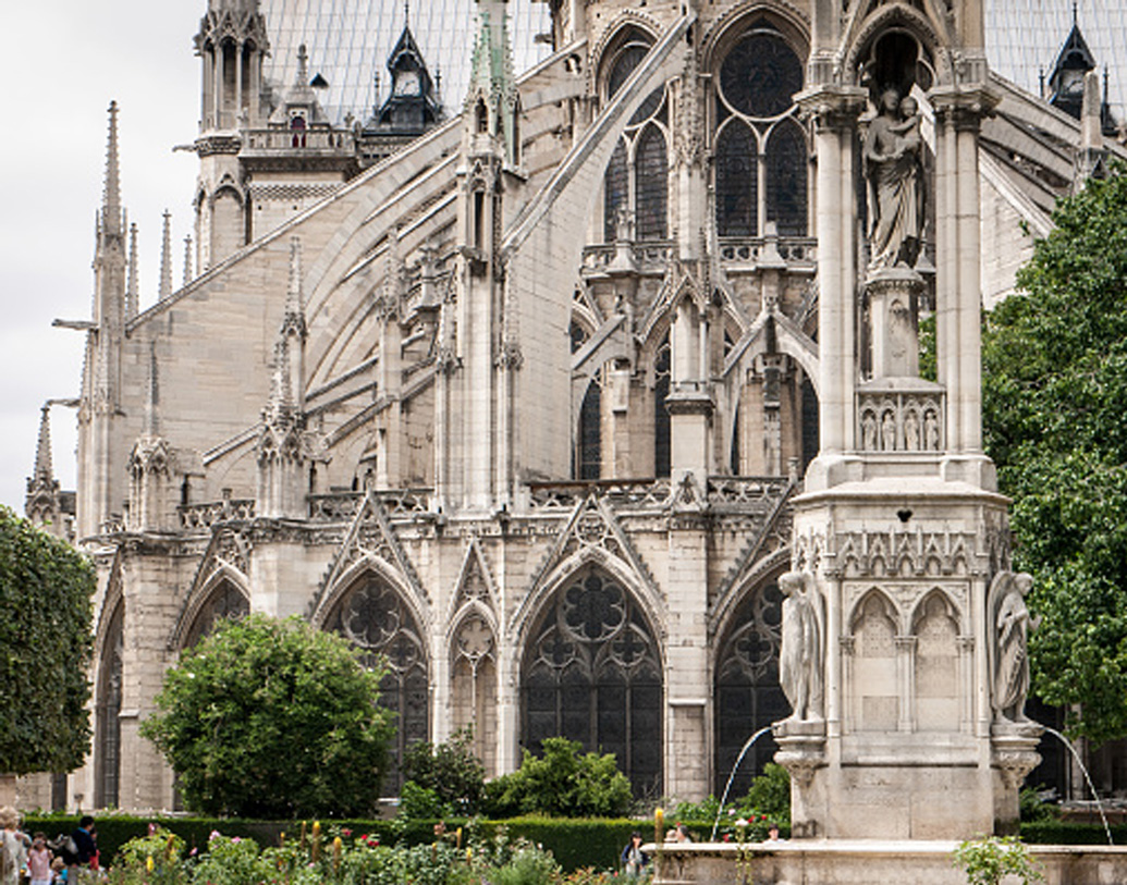 সম্প্রতি রক্ষণাবেক্ষণের কাজ শুরু হয়েছিল এখানে। প্রায় ১২৫১ কোটি টাকা খরচ হওয়ার কথা ছিল এই রক্ষণাবেক্ষণে। কিন্তু কী ছিল এই গির্জায়?