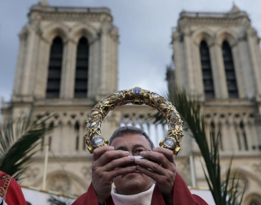 গবেষণা বলছে, এই ক্যাথিড্রালেই রয়েছে ক্রুশের কাঠের অংশ, রয়েছে একগুচ্ছ পেরেকও, জিশুকে ক্রুশবিদ্ধ করার সময় এটি ব্যবহার করা হয়েছিল, জানান মুরে। তবে সন্ত লুইয়ের টিউনিকও ছিল এতে। ছিল আরও বেশ কিছু খ্রিস্টান ধর্মের দুষ্প্রাপ্য পুঁথিও। রক্ষা করা গিয়েছে এগুলি, জানান আমেরিকার ক্যাথলিক বিশ্ববিদ্যালয়ের এক অধ্যাপক।