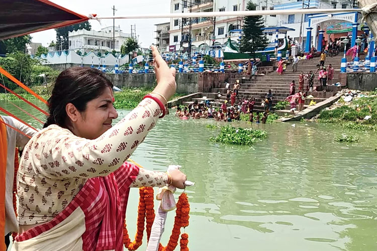 Lok Sabha Election 2019: Allegation of code of conduct violation against Locket Chatterjee in Hoogly