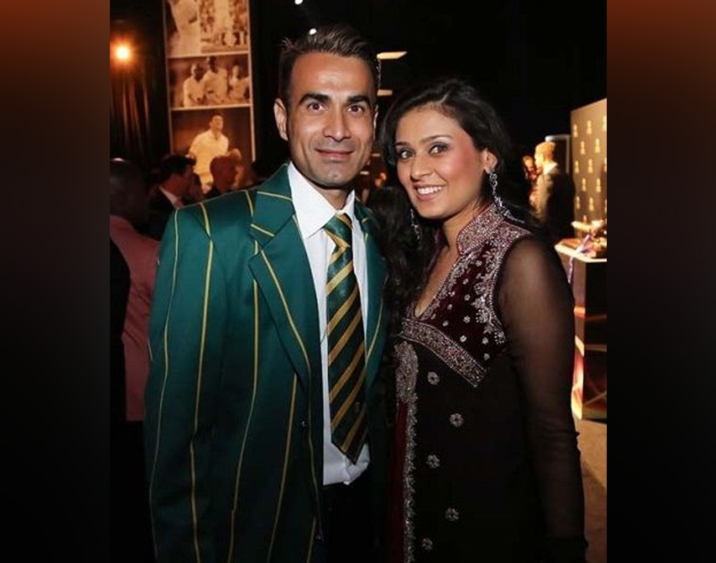 দেশে ফিরেও ওই ক্রিকেটারের মনে পড়ে যাচ্ছিল সুমাইয়া দিলদারের কথা। তখনই বুঝেছিলেন, প্রেমে পড়ে গিয়েছেন। ইনি ক্রিকেটার ইমরান তাহির। যাঁর স্পিনে বিধ্বস্ত নাইটবাহিনী। স্ত্রীর সঙ্গে তাঁর প্রেমের গল্প সিনেমাকেও হার মানাবে।