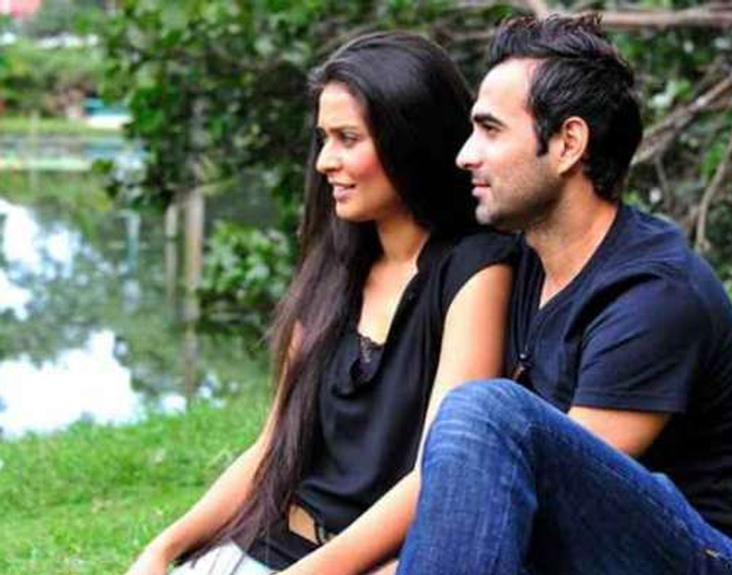 সোশ্যাল মিডিয়া তেমন ভাবে ছিল না সে সময়। এক দেশ থেকে অন্য দেশে প্রেম। ফোন নম্বরটা কোনও মতে পাওয়া গিয়েছিল সেই সময়। সুমাইয়ার সঙ্গে দেখা করার জন্য এর পর বেশ কয়েক বার দক্ষিণ আফ্রিকা যান ইমরান।