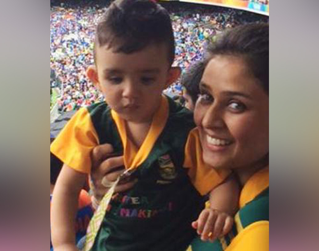 প্রেমিকা সুমাইয়াকে দক্ষিণ আফ্রিকায় এসে বিয়ে করলেন ইমরান। মডেলিং ছেড়ে দিলেন সুমাইয়া। ঘর বাঁধলেন। কিন্তু তাহির কী করবেন? তিনি যে ক্রিকেট পাগল। নিজের যোগ্যতায় দক্ষিণ আফ্রিকায় ঘরোয়া ক্রিকেটে তখন খেলতে শুরু করলেন ইমরান।