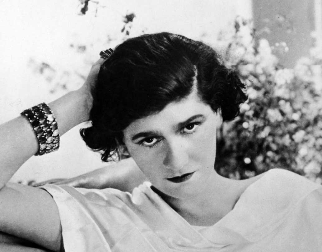 কিন্তু চ্যানেল তাঁর প্রিয় ৫ লেখা শিশিটিই তুলে নেন। কেন এই সংখ্যাটা বাছলেন? বক্সকে তখন চ্যানেল জানিয়েছিলেন, ৫ সংখ্যাটা তাঁর কাছে খুব লাকি। সেই থেকেই এই সুগন্ধির নাম চ্যানেল ৫। এর এক লিটারের দাম ১০ লক্ষ টাকা। দামি তরলের তালিকার পাঁচ নম্বরে রয়েছে এই সুগন্ধি।