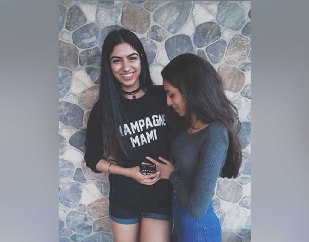 দু’জনেই নাকি একটি ছেলের প্রেমে পড়েছেন। এই ছেলেটি দু’জনেরই ছোটবেলার বন্ধু।