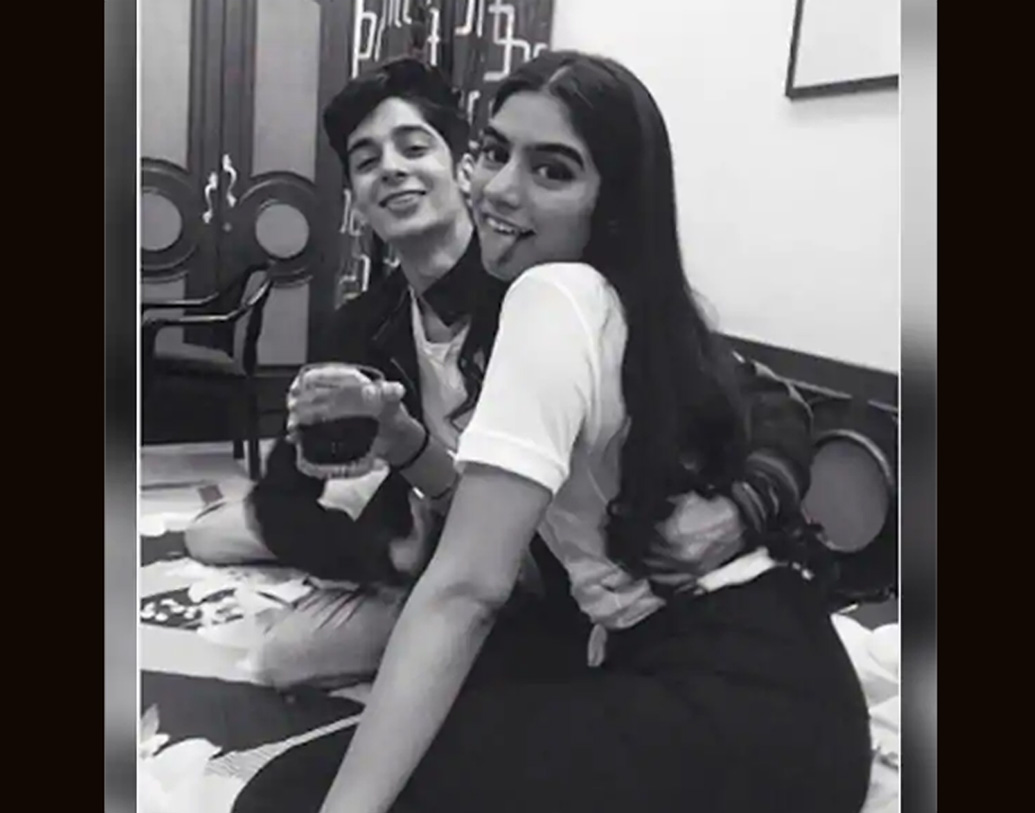 খুশির সঙ্গে নীলের ঘনিষ্ঠতা রয়েছে, যা বন্ধুত্বের থেকেও বেশি, এই ছবিটি সোশ্যাল মিডিয়ায় শেয়ার হওয়ার পর থেকেই বি টাউনে গুঞ্জন ছিল এমনটাই। বেশ কয়েকটি বলিউডি পত্রিকা ও সর্বভারতীয় সংবাদমাধ্যম জানিয়েছিল, খুশি প্রেমে পড়েছেন।