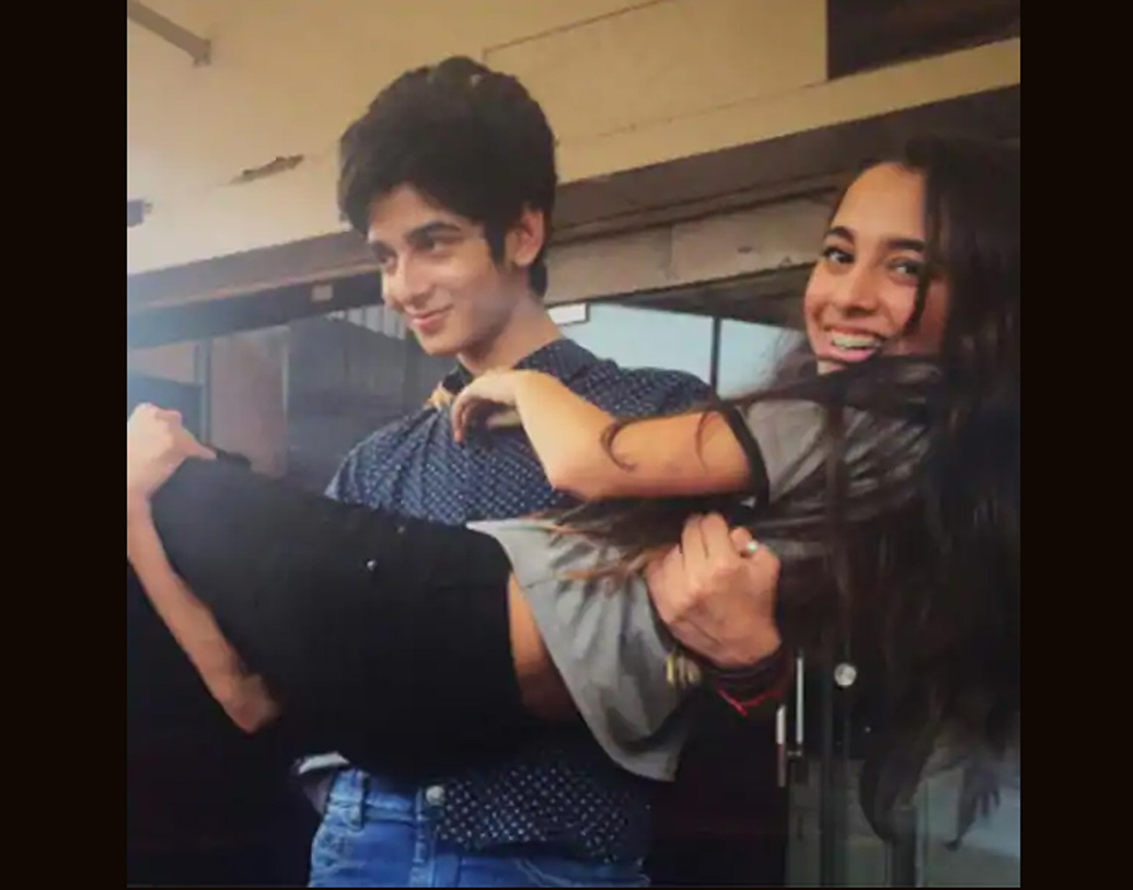 আলিয়াকে পাঁজাকোলা করে ক্যামেরার সামনে পোজ দিচ্ছেন নীল, এমন একটি ছবিও সোশ্যাল মিডিয়ায় পোস্ট হয়। ছবিটি দেখে সেলেবরাও প্রশ্ন তুলেছেন, আলিয়া কি শুধুই নীলের বন্ধু? এর পর থেকেই খুশি-আলিয়ার সম্পর্ক আগের মতো নেই বলে দাবি করছে বলিউডের কয়েকটি সূত্র।