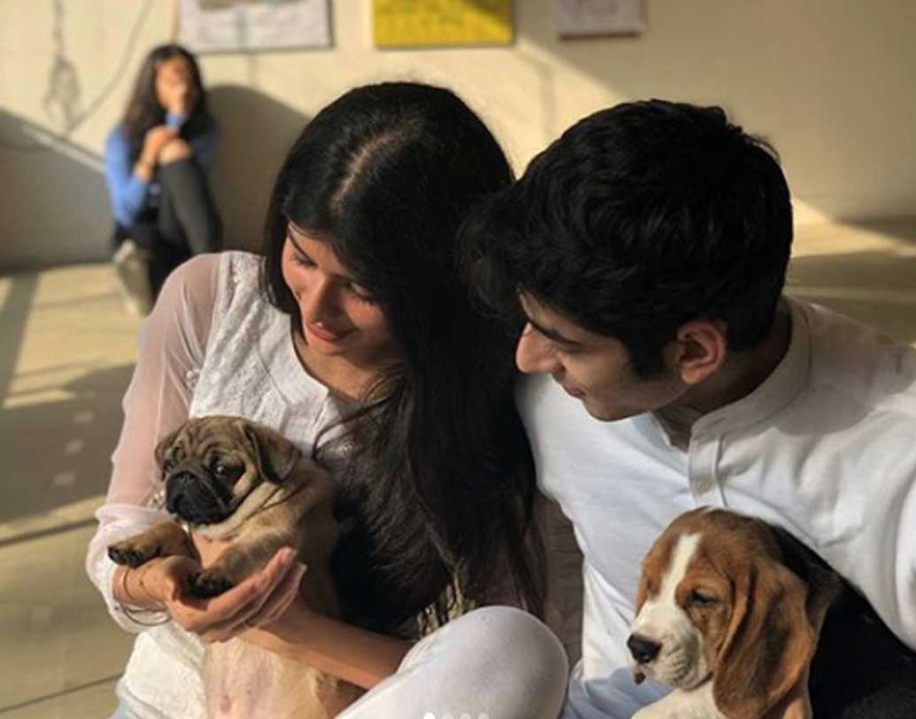 নীলের সঙ্গে বরুণ ধওয়নের ভাইঝি অঞ্জিনী ধওয়নেরও বন্ধুত্ব রয়েছে। সোশ্যাল মিডিয়ায় পোস্টও হচ্ছে ছবি।