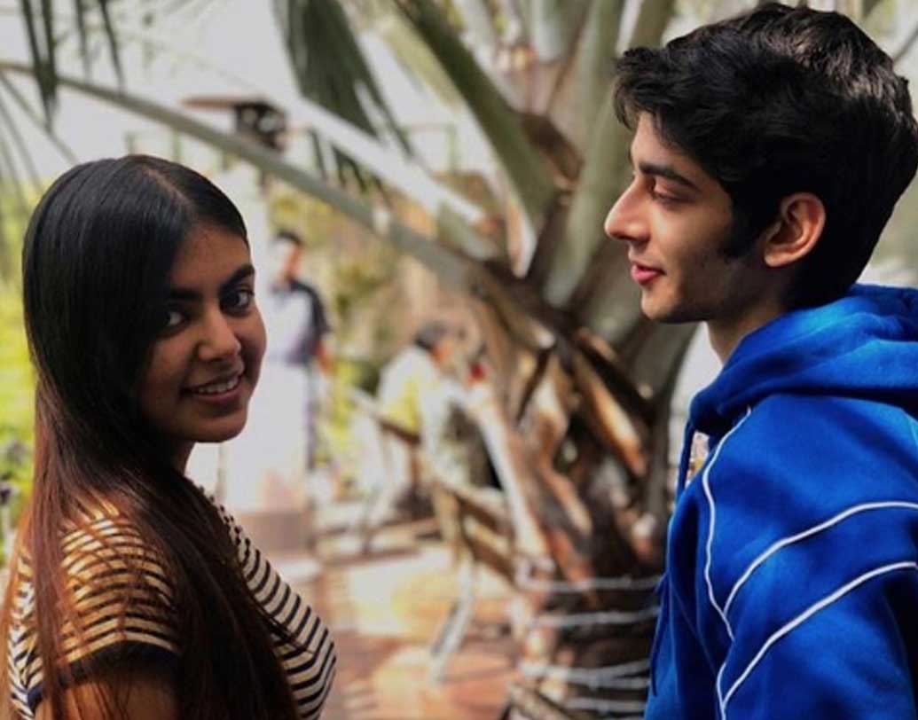 আবার নীলের সঙ্গে পরিচালক ইমতিয়াজ আলির মেয়ের পার্টি করার ছবিও পোস্ট হয়েছে। সোশ্যাল মিডিয়া বলছে, নীল বলিউডের অন্যতম নায়ক হতে চলেছেন ভবিষ্যতে।