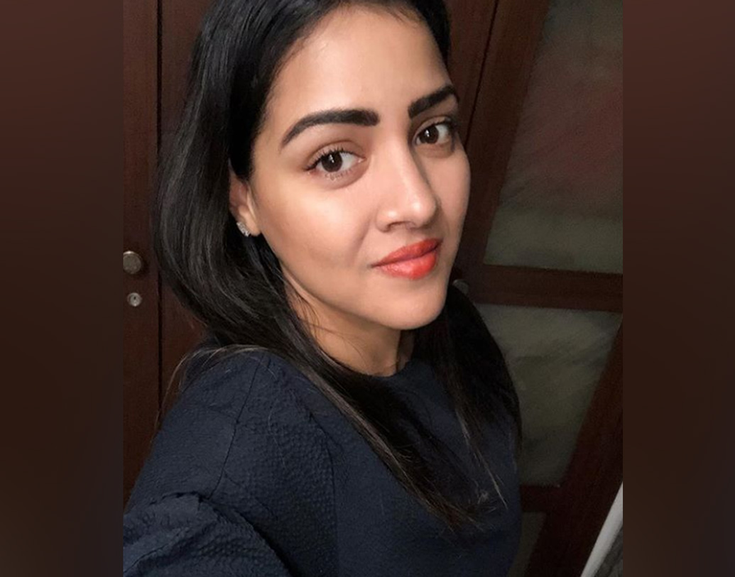 ছোটবেলায় একই পাড়ায় বড় হয়েছেন দু’জনে। প্রিয়ঙ্কার বাবা ছিলেন সুরেশের ক্রীড়া শিক্ষক। তাঁদের মায়েরা ছিলেন পরস্পরের বন্ধু। কিন্তু কর্মসূত্রে পঞ্জাবে চলে যান প্রিয়ঙ্কার পরিবারের সদস্যরা। যোগাযোগ ছিল না বহু বছর।