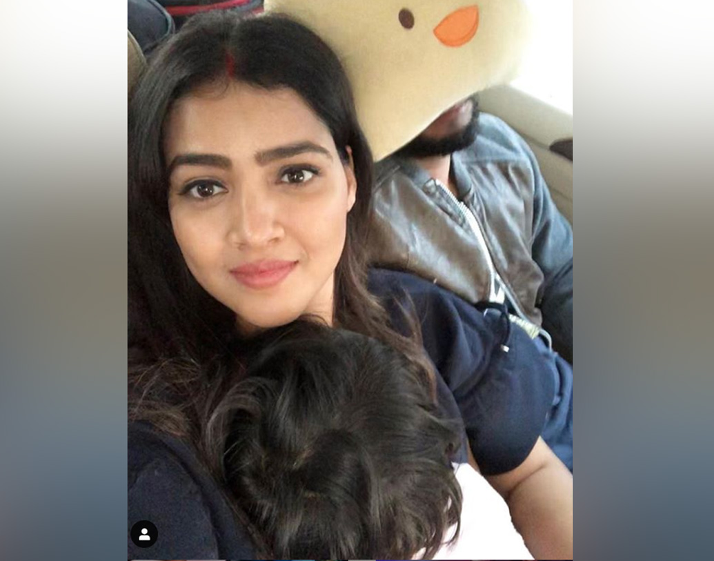 দুই বন্ধুর ‘অ্যারেঞ্জড ম্যারেজ’ বহু বছর কথা বলার পর প্রেমের দিকেই এগোয়। প্রিয়ঙ্কার সঙ্গে ২০১৫-এর এপ্রিল মাসে সাত পাকে বাঁধা পড়েন রায়না।