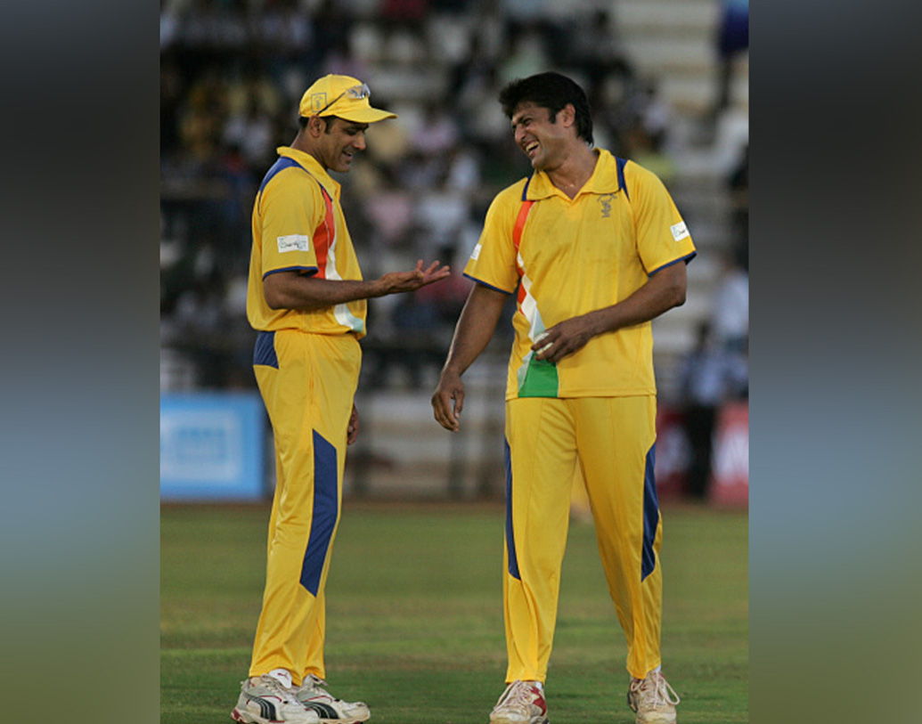 প্রথম শ্রেণির ক্রিকেটে ডেবিউ হয়েছিল ১৯৮৯-১৯৯০ মরসুমে। গুজরাতের বিরুদ্ধে তিনি ৪৩ রান করেন। তিনটি উইকেটও নেন। পরের ম্যাচে নেন ছয় উইকেট।