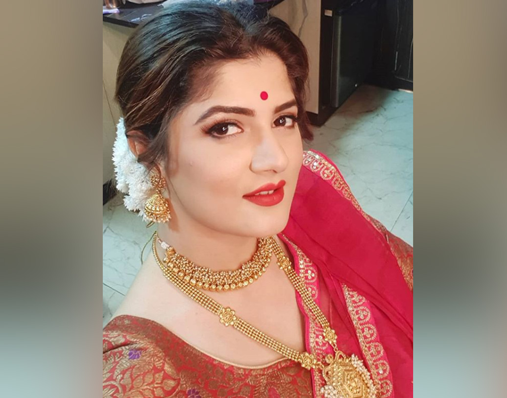 টলি সূত্র বলছে, সোমবার রোশনের সঙ্গেই এনগেজমেন্ট হয়েছে তপসিয়ারই একটি বিলাসবহুল রেস্তরাঁয়। সেখানে রুপোলি রঙের ওয়েস্টার্ন গাউনে সেজেছিলেন শ্রাবন্তী। আর রোশনের পরনে ছিল ব্লেজ়ার-সুট। তবে দীপিকা পাড়ুকোন-রণবীর সিংহের লেক কোমোর বিয়ের মতো এখানেও অনুষ্ঠানে নিমন্ত্রিত কারও সঙ্গে ফোন রাখার অনুমতি ছিল না। মেনুতে ছিল কন্টিনেন্টাল ও ভারতীয় খাবার।