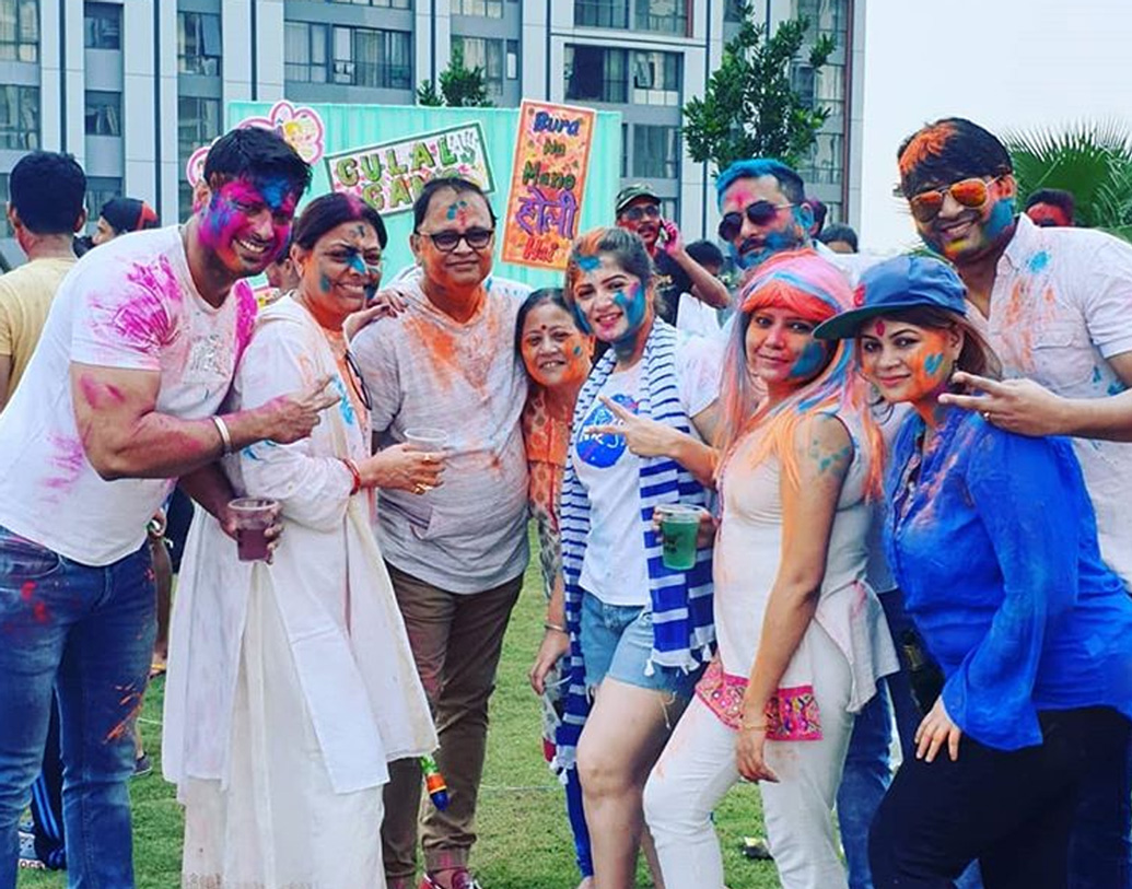 রোশনের আদি বাড়ি চণ্ডীগড়েই বিয়ে করেছেন শ্রাবন্তী ও রোশন, টলি সূত্র বলছে এমনটাই। দোলেও দুই পরিবারের সদস্যরা এক সঙ্গে মজা করেছেন। টলি মহল বলছে, তাঁরা বিয়ে করে কলকাতায় ফিরবেন আগামী সপ্তাহের মধ্যেই। কিন্তু প্রেমের সূত্রপাত কীভাবে?