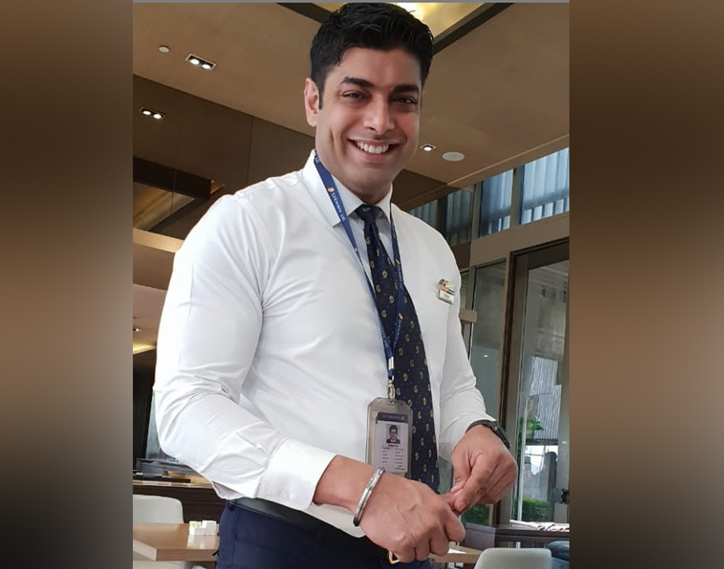 টলিউডে গুঞ্জন, শ্রাবন্তীর ভগ্নিপতির পরিচিত রোশন। তাঁর মাধ্যমেই যুগলের আলাপ মাস চারেক আগে। সোশ্যাল মিডিয়ায় শ্রাবন্তীর প্রায় সব ছবিতেই লাইক দিতে দেখা যায় রোশনকে। আবার ইনস্টাগ্রামে রোশনের ছবিতেও ‘লভ’ সাইন দেন শ্রাবন্তী।