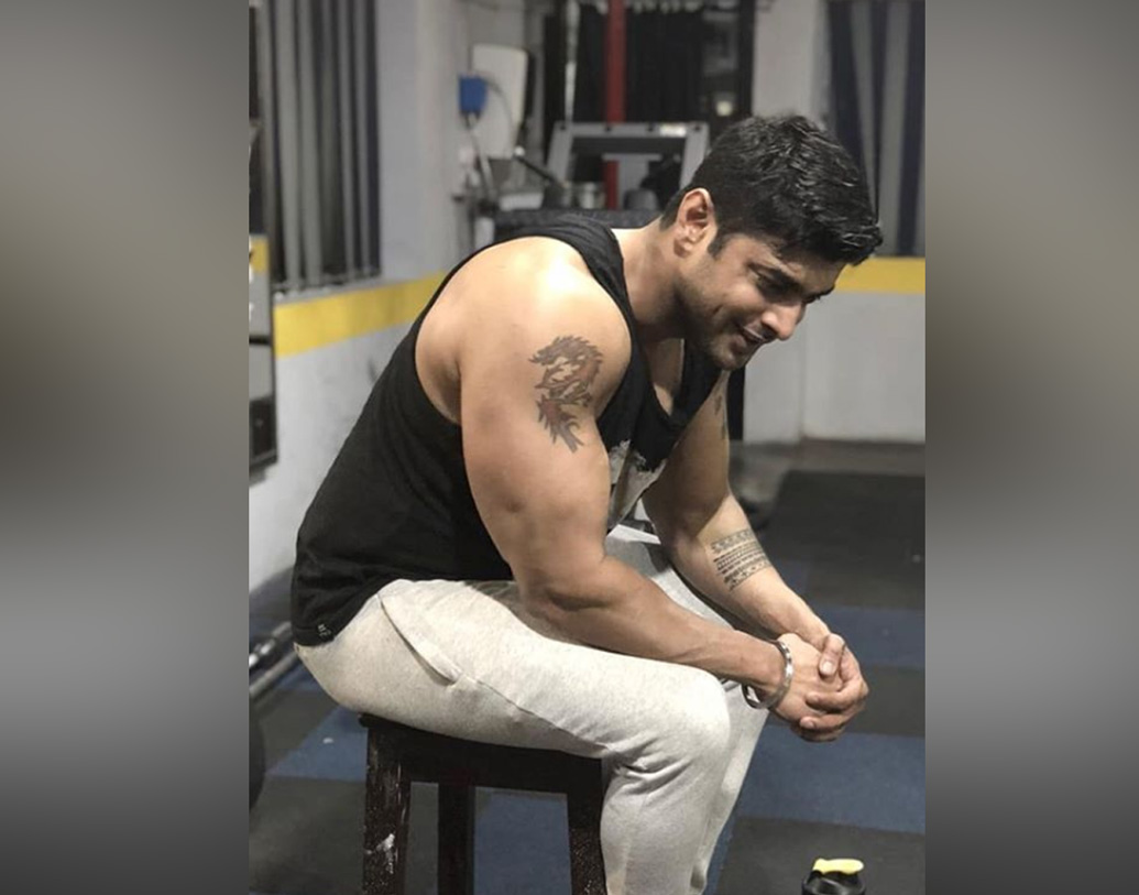 বরাবরই এই রোশনের ঝোঁক বডি বিল্ডিংয়ের দিকে। জিমে ওয়ার্ক আউট করার ছবিও মাঝেমধ্যেই পোস্ট করে থাকেন রোশন সিংহ।