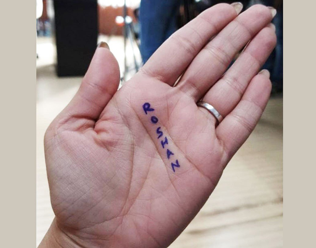 বছরের শুরুতেই আর একটি ছবি ইনস্টাগ্রামে শেয়ার করেছিলেন রোশন। সে ছবিতে দেখা যাচ্ছে, এক মহিলার হাতের তালুতে লেখা, ‘রোশন’। তখন টলি মহলের অনেকেই বলেছিলেন এটি শ্রাবন্তীরই হাত। কারণ রোশনের মার হাতেও রোশনের ডাকনাম অর্থাৎ মন্টি নামের ট্যাটু রয়েছে। আর অন্য প্রিয় মানুষ শ্রাবন্তীরও হাতে তাই রোশনেরই নাম লেখা।