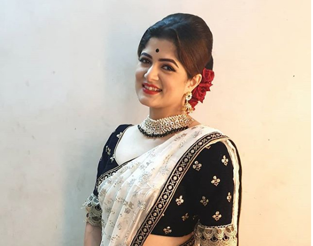 সিনেমা জগতের মানুষ না হলেও এন্টারটেইনমেন্ট ইন্ডাস্ট্রির সঙ্গে রোশনের সম্পর্ক রয়েছে বললে ভুল হবে না। মাঝে মধ্যে তারকাদের সঙ্গেও ইনস্টাগ্রামে ছবি শেয়ার করতে দেখা যায় রোশন সিংহকে। কখনও মাধুরী দীক্ষিত, কখনও আবার র‌্যাপার বাদশার সঙ্গে ছবি পোস্ট করেন এই কেবিন ক্রু। তাই নায়িকার পেশা নিয়েও কোনও সমস্যা নেই রোশনের।