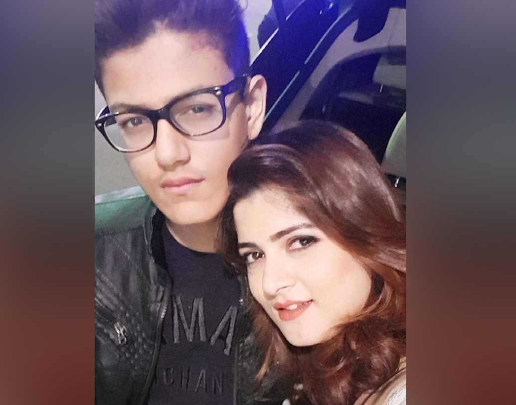 এর আগে দু’বার বিবাহবিচ্ছেদ হয়েছে শ্রাবন্তীর। পরিচালক রাজীব বিশ্বাসের সঙ্গে তাঁর প্রথম বিয়ে হয় ২০০৩ সালে। পরবর্তীতে বিচ্ছেদ হয় তাঁদের। রাজীব-শ্রাবন্তীর ছেলেও রয়েছে, ঝিনুক। তবে মায়ের সঙ্গেই থাকে ছেলে। ছেলের মতেই রোশনকে পছন্দ করেছেন শ্রাবন্তী।