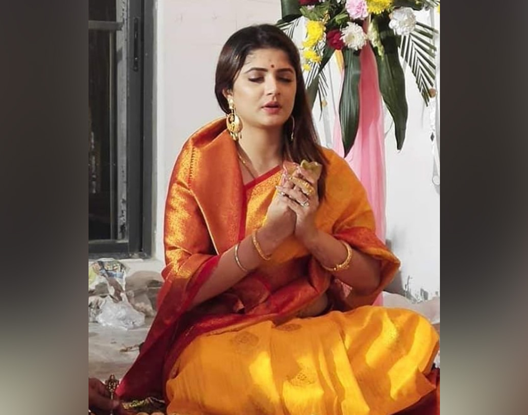 গত জানুয়ারিতে কৃষ্ণের সঙ্গে বিচ্ছেদ চূড়ান্ত হয়ে যায় শ্রাবন্তীর। এর পরই নতুন সম্পর্কের দিকে এগিয়েছেন নায়িকা। পুজো করার একটি ছবি পোস্ট করে নায়িকা লেখেন, ‘ফাইনালি ওয়াশিং অ্যাওয়ে অল মাই সিনস’।