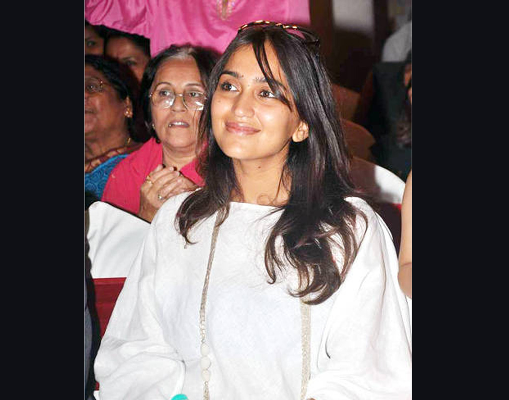 পরবর্তীতে ২০০৩ সালে লন্ডন বিশ্ববিদ্যালয়ের রয়্যাল হলওয়ে থেকে বিজনেস অ্যাডমিনিস্ট্রেশন নিয়ে পড়াশোনা করেছেন।