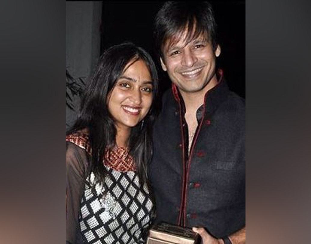 আর্টিস্ট ফাউন্ডেশন ফর আর্টস নামে একটি স্বেচ্ছাসেবী সংস্থাও রয়েছে তাঁদের। বর্তমানে সেখানকারই দায়িত্ব সামলান প্রিয়ঙ্কা।