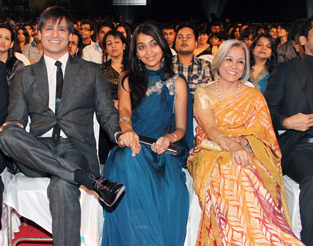 কিন্তু বিবেকের সঙ্গে প্রিয়ঙ্কার আলাপ কী ভাবে হল? প্রিয়ঙ্কার সঙ্গে বিবেকের আলাপ নায়কের মায়ের মাধ্যমে। বিবেক তখন লন্ডনে। আর প্রিয়ঙ্কার পরিবার ছিল ফ্লোরেন্সে। বিবেকের মা চেয়েছিলেন বিবেক বিয়ে করুন। কিন্তু তিনি রাজি ছিলেন না।