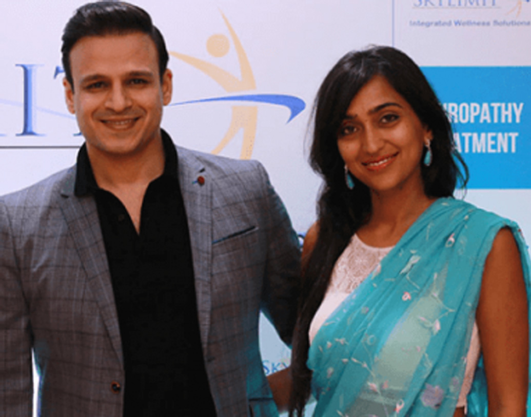 পরে নাকি মায়ের কথা রাখতেই দেখা করেন প্রিয়ঙ্কার সঙ্গে। প্রিয়ঙ্কার জন্য বিবেক অপেক্ষা করেছিলেন ফ্লোরেন্সেরই একটি চত্বরে। সাদা লিনেন প্যান্ট ও টপ পরা, খোলা চুলের একটি মেয়ে মেক আপ ছাড়াই সে দিন এসেছিলেন দেখা করতে।