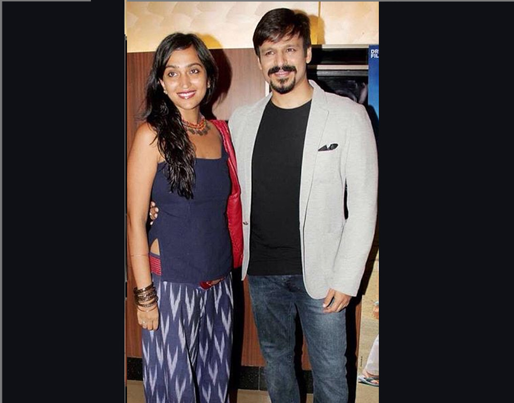 বিবেক কোনও দিনই সরাসরি বিয়ের প্রস্তাব দেননি প্রিয়ঙ্কাকে। কিন্তু প্রথম দিন দেখা হওয়ার পর রাস্তার ধারে বসে যখন গল্প করছিলেন তাঁরা, তখন নিজের জ্যাকেট পেতে দিয়েছিলেন বিবেক। সেখানে বসেই আড্ডা হয়।