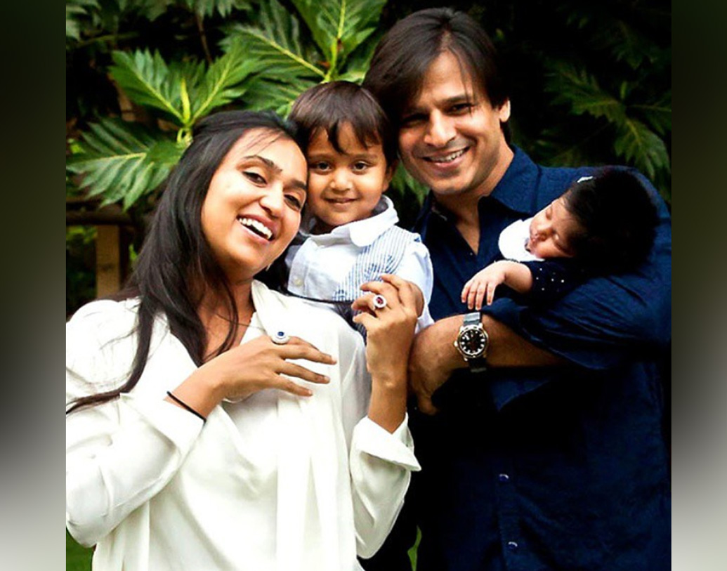 প্রিয়ঙ্কা ও বিবেকের দু’টি সন্তানও রয়েছে। সম্প্রতি নরেন্দ্র মোদীর বায়োপিকে অভিনয় করছেন বিবেক। স্ত্রী প্রিয়ঙ্কা প্রতিটি কাজে তাঁকে সমর্থন করেন, তাঁকে একটুও পাল্টাবার চেষ্টা করেননি, এমনটাই বলেন তিনি।