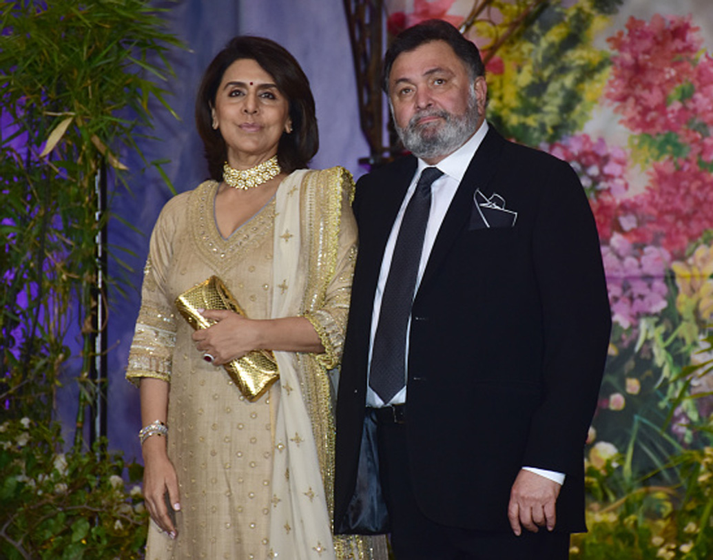 বিবৃতি দিলেন নীতু। এগিয়ে এলেন ঋষির পাশে। বললেন, স্বামী তাঁর পাশেই রয়েছেন। স্বেচ্ছায় তিনি ছেড়ে দিয়েছেন ছবির কাজ। অবসর নেওয়ার সিদ্ধান্ত নিয়েছেন।