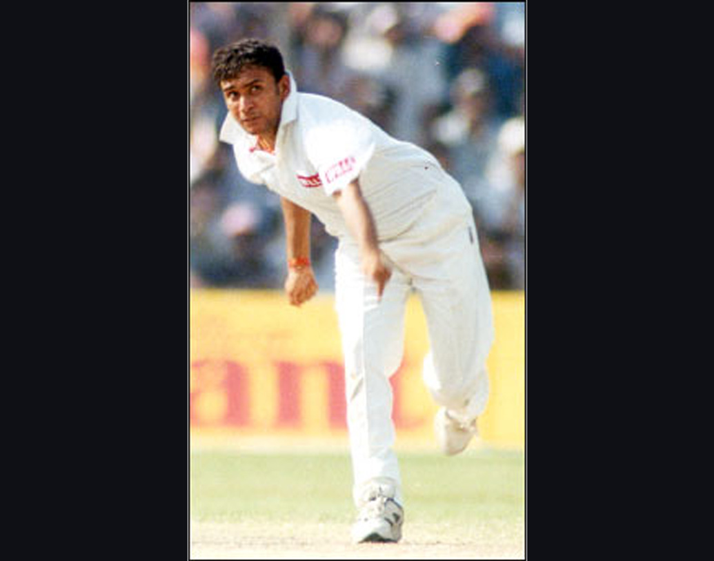 ইনি রাহুল সাংভি। তিন বছরের আন্তর্জাতিক কেরিয়ারের প্রথম বছরেই দশটি একদিনের ম্যাচ খেলেছিলেন তিনি। জিম্বাবোয়ের বিরুদ্ধে তাঁর রেকর্ড ছিল সবচেয়ে ভাল। ১৯৯৮ সালে ত্রিদেশীয় সিরিজে তাঁর পারফর্ম্যান্স দেখে মুগ্ধ ছিলেন নির্বাচকরা। কিন্তু স্ফুলিঙ্গের মতো উদয় হয়েই নিভে যান তিনি।