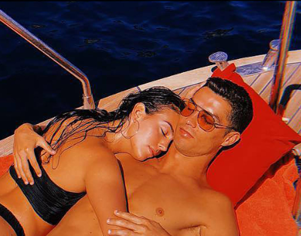 জর্জিনা ও রোনাল্ডোর ঘনিষ্ঠ সম্পর্ক প্রায় তিন বছরের। নিজেদের সম্পর্ক নিয়ে প্রথম থেকেই কোনও রকম লুকোছাপা করেননি তাঁরা। ঘনিষ্ঠ ছবিও পোস্ট হয়েছে সোশ্যাল মিডিয়ায়।