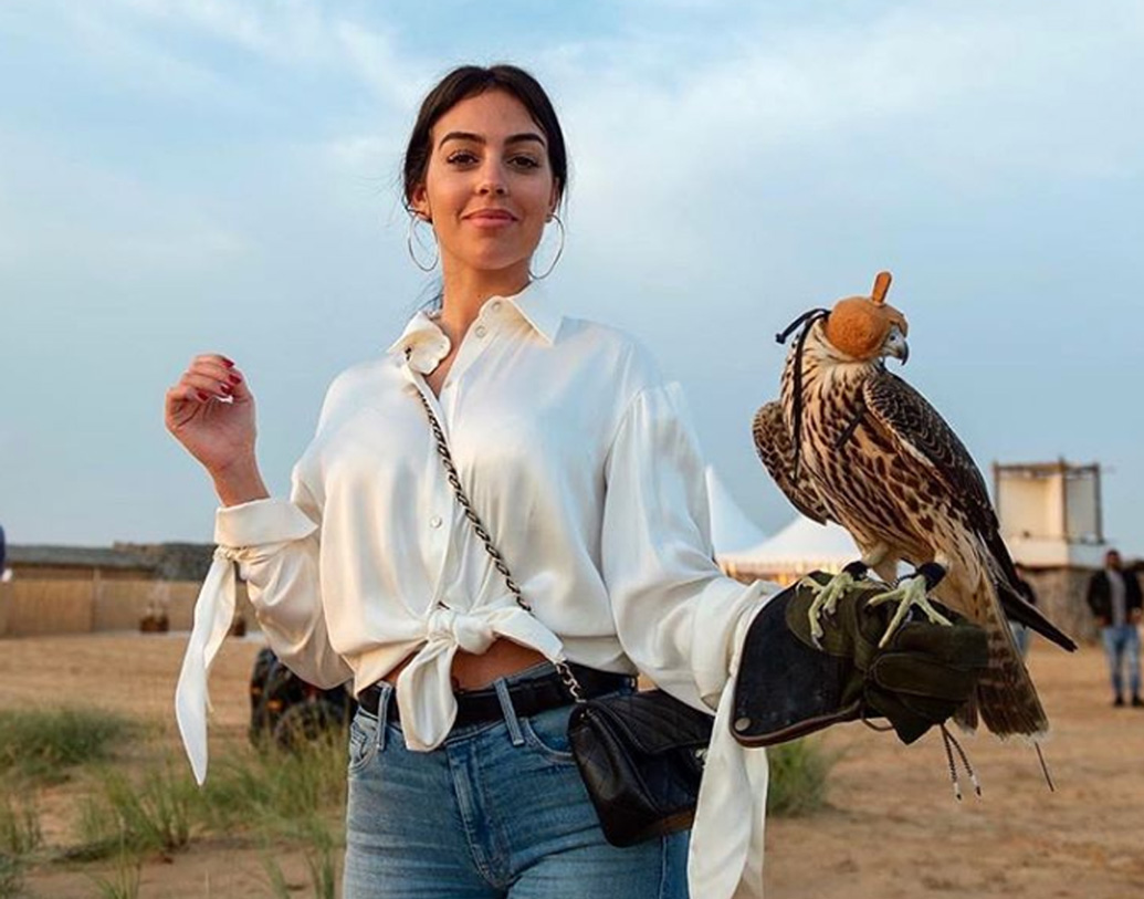 কখনও বা সানবাথের ছবি, কখনও বা বেড়াতে যাওয়ার ছবি। আলা মার্তিনা নামের এক কন্যাসন্তানও রয়েছে দু’জনের।