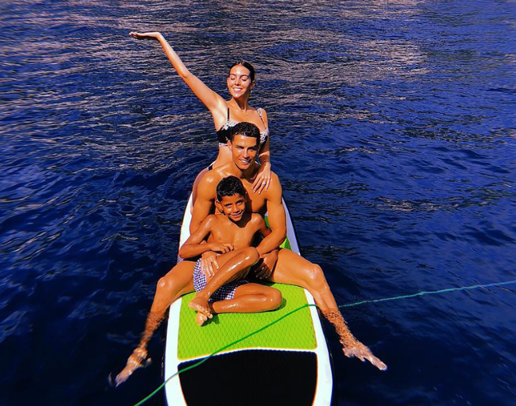 রোনাল্ডোর প্রথম সন্তানের সঙ্গেও তাঁরা বেড়াতে যান। মায়ের ভূমিকাই পালন করেন জর্জিনা।